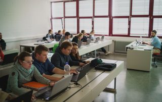 Schüler im eagleControl-Workshop an der Hotelfachschule Heidelberg
